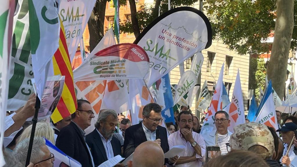 Los médicos durante una concentración del Congreso de los Diputados.