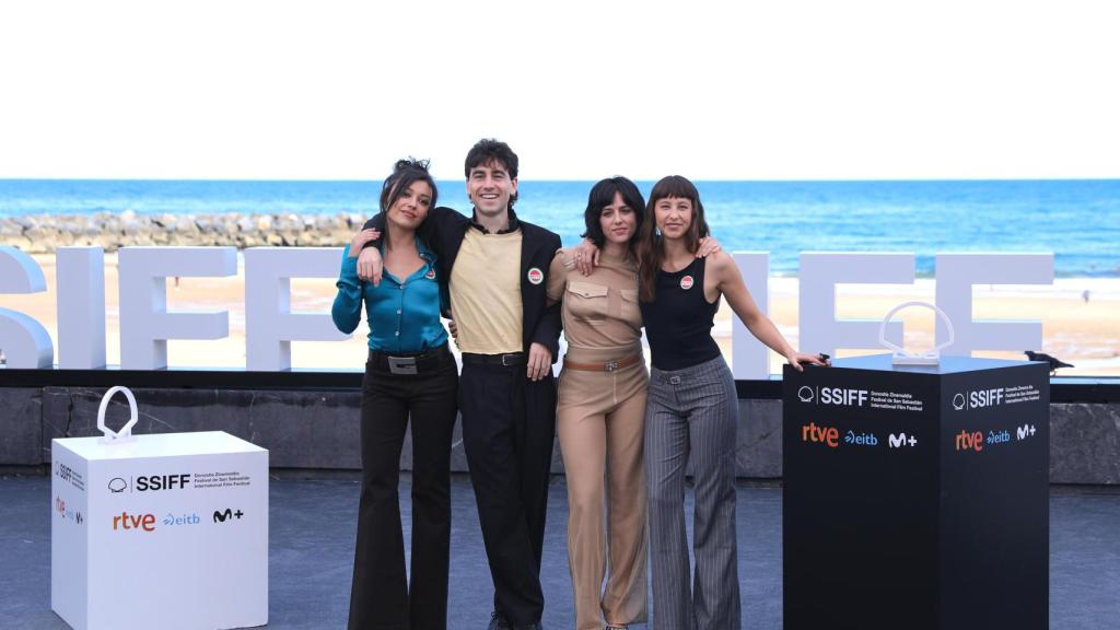 Carla Díaz, Álex Monner, Marina Salas e Irene Escolar en la presentación de 'La Ruta. Vol. 2: Ibiza' en la 73 edición del Festival de San Sebastián.