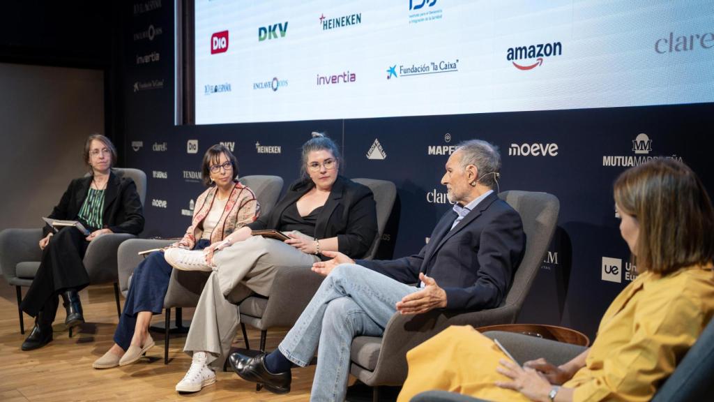 De izquierda a derecha, Ana Beatriz Jordao, responsable de la Oficina de la ONU-Habitat en España; Marta Ares Godoy, directora de la Red Española de Desarrollo Sostenible (REDS-SDSN); Raquel Nogueira, redactora de ENCLAVE ODS; Víctor Viñuales, cofundador y exdirector ejecutivo de la Fundación Ecología y Desarrollo (ECODES); y Carol Portabella, presidenta de la Fundación Príncipe Alberto II de Mónaco en España (FPA2E).