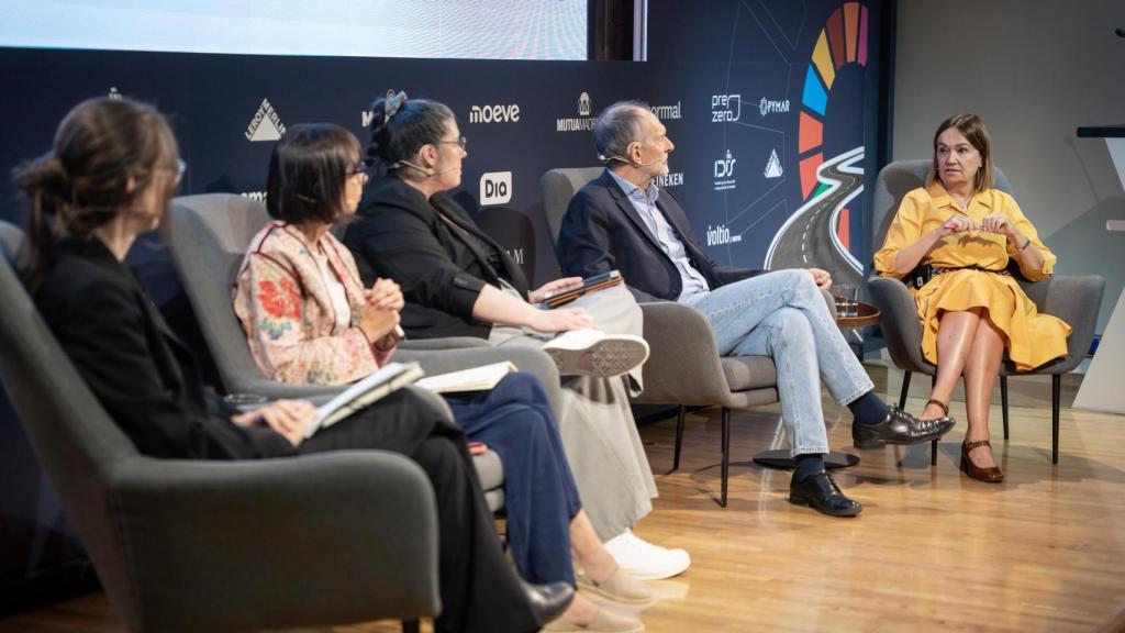 De izquierda a derecha, Ana Beatriz Jordao, responsable de la Oficina de la ONU-Habitat en España; Marta Ares Godoy, directora de la Red Española de Desarrollo Sostenible (REDS-SDSN); Raquel Nogueira, redactora de ENCLAVE ODS; Víctor Viñuales, cofundador y exdirector ejecutivo de la Fundación Ecología y Desarrollo (ECODES); y Carol Portabella, presidenta de la Fundación Príncipe Alberto II de Mónaco en España (FPA2E).