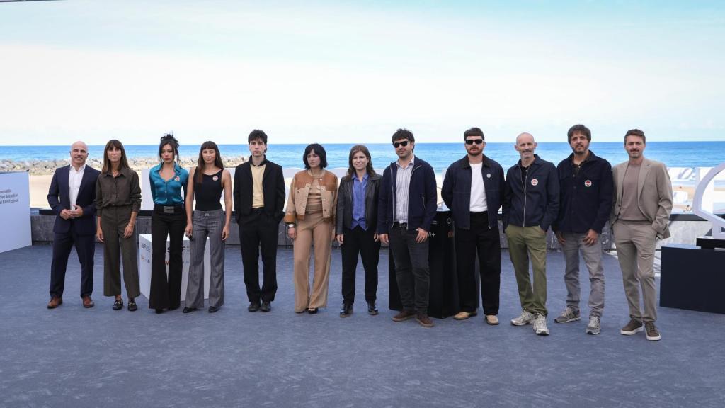 Todo el equipo artístico y ejecutivo de 'La Ruta. Vol. 2: Ibiza' en la presentación en la 73 edición del Festival de San Sebastián.