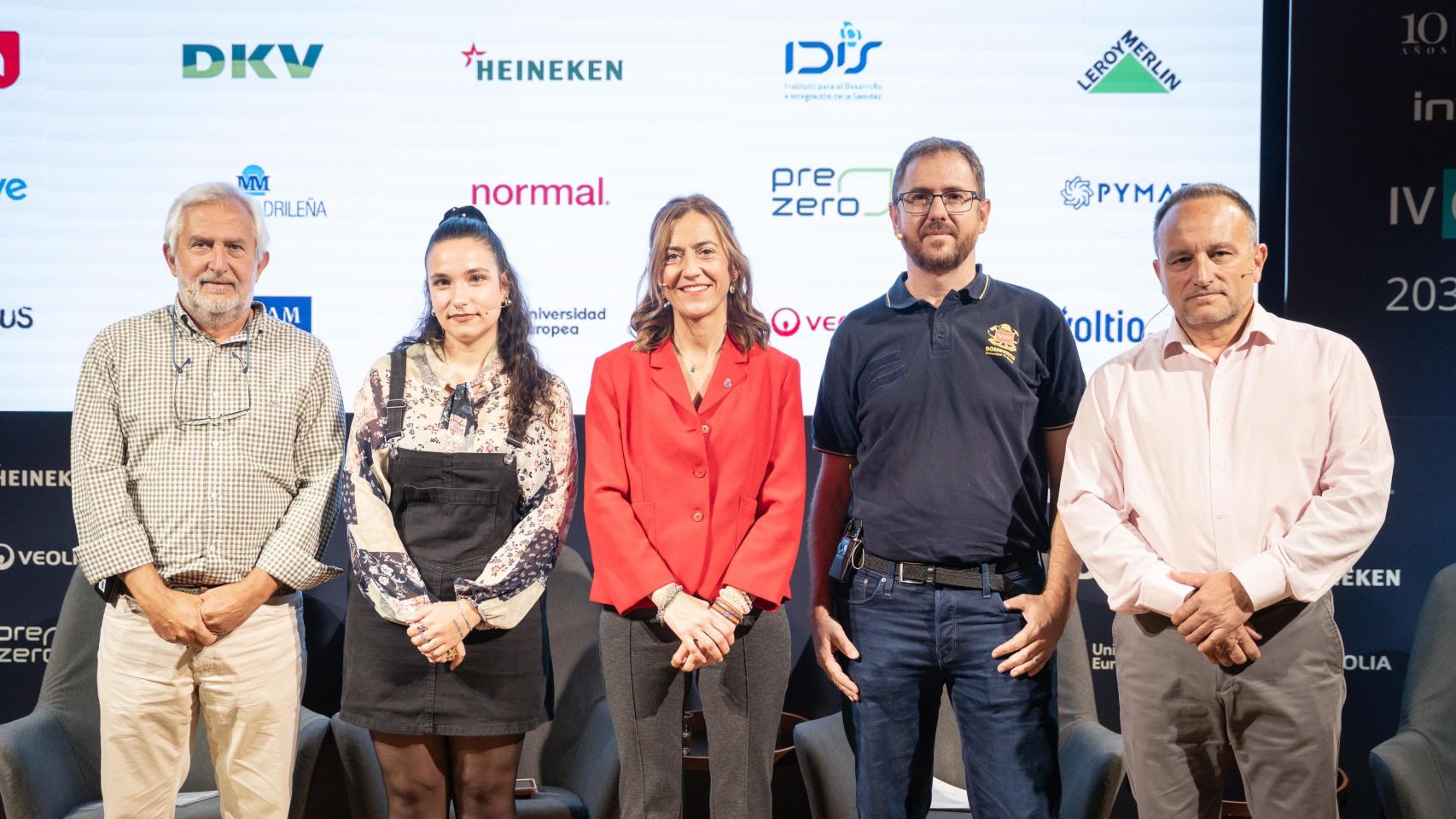 De izquierda a derecha; Luis Berbiela, exjefe del Servicio de Gestión Forestal y Protección del Suelo de la Conselleria de Medio Ambiente del Govern de Les Illes Balears y vicepresidente de la Fundación Pau Costa; Andrea G. Cilleruelo, redactora de Enclave ODS; Virginia Barcones, directora general de Protección Civil y Emergencias del Ministerio del Interior; Pedro Díaz Felgueras, jefe de Servicio del Área de Incendios Forestales del Cuerpo de Bomberos de la Comunidad de Madrid; y José Antonio Ramírez, gerente de la Asociación ConBé; en la segunda jornada del IV Observatorio ODS '2030, 5 años para la meta'.