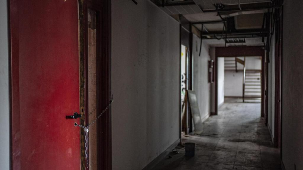 Uno de los pasillos del edificio okupado de la calle Trespaderne.