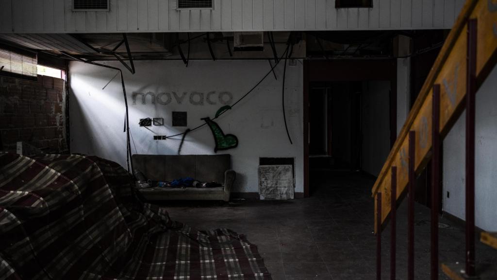 El interior del edificio okupado de la calle Trespaderne.