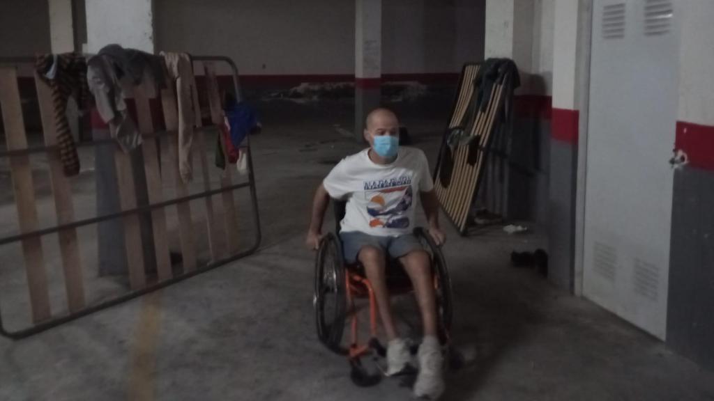 Raúl, este martes, junto a un trastero del garaje que un okupa utiliza como infravivienda, con un somier como tendedero.