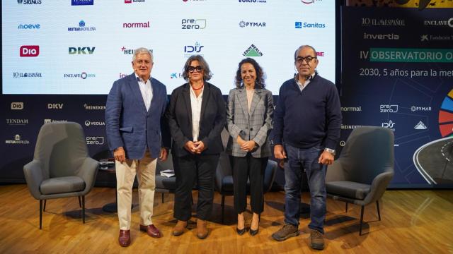 La mesa sobre bosques y océanos.