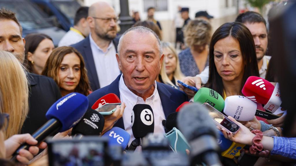 El portavoz del grupo parlamentario de Compromís, Joan Baldoví, a su llegada a Les Corts Valencianes con motivo de la celebración del Debate parlamentario de Política General. Efe / Ana Escobar