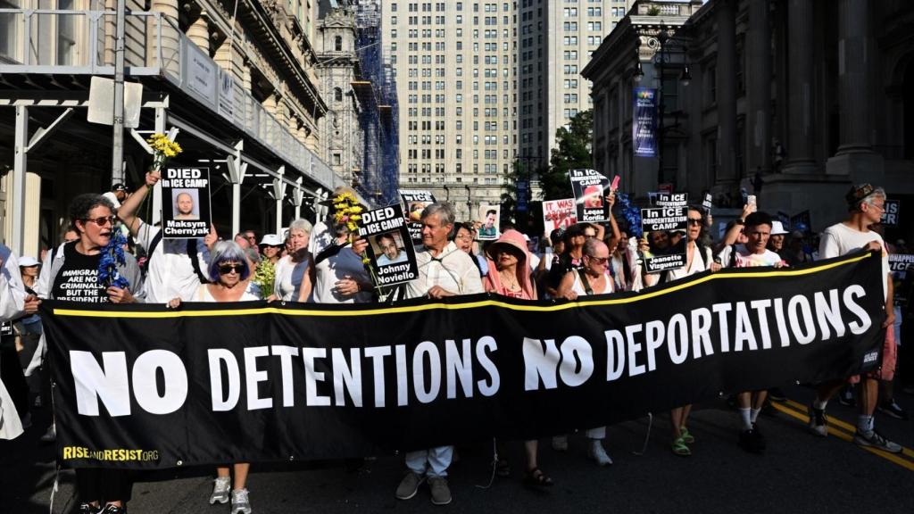 Denuncian que los detenidos no reciben medicamentos ni agua potable en el centro de ICE en Luisiana.