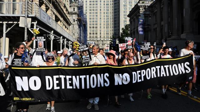 Denuncian que los detenidos no reciben medicamentos ni agua potable en el centro de ICE en Luisiana.