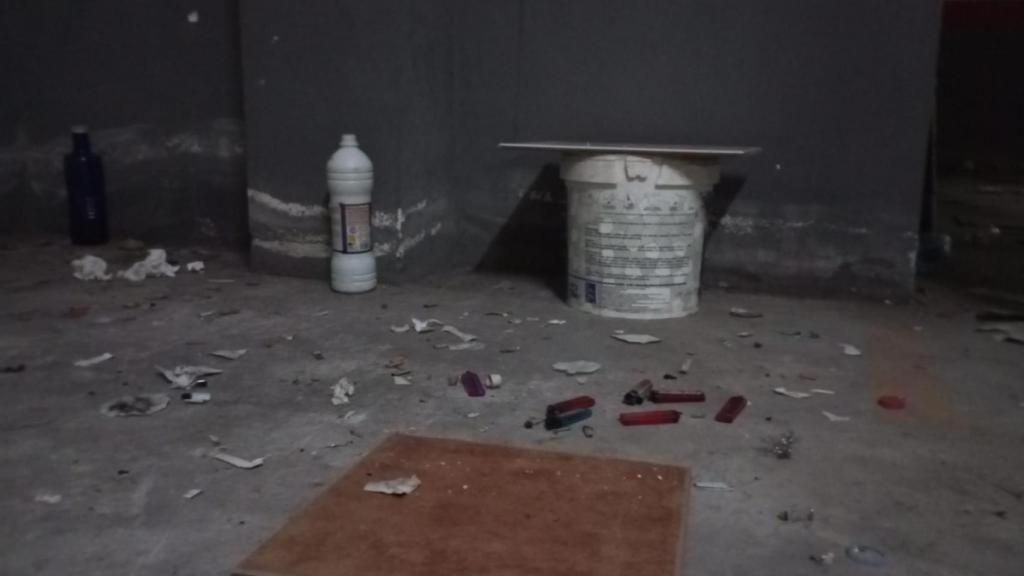 Una botella de amoniaco delata que los toxicómanos usan una zona del garaje para consumir cocaína en base.