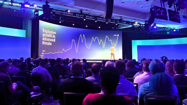 El CEO de Proofpoint, Sumit Dawan, en el escenario de Proorpoint Protect 2025 en Nashville (Tennessee, EEUU).