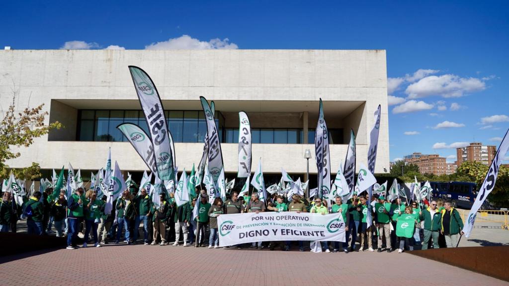 Concentración frente a las Cortes convocada por CSIF a la que asisten bomberos forestales y agentes medioambientales para reclamar un operativo totalmente público