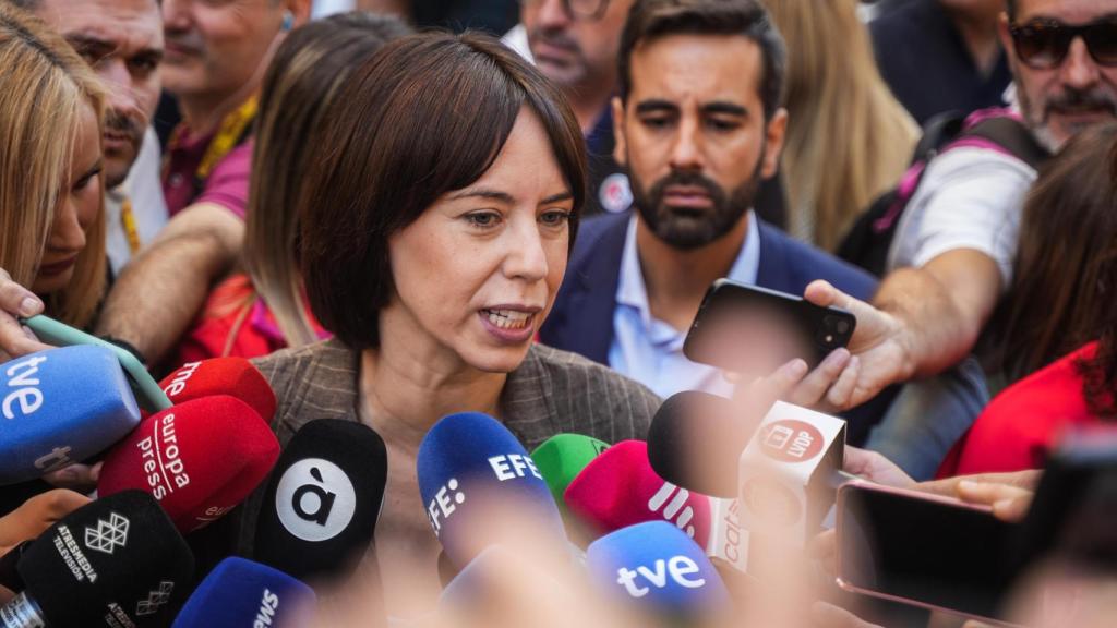 La ministra de Ciencia, Innovación y Universidades y líder del PSPV, Diana Morant, ofrece declaraciones frente a Les Corts Valencianes. Europa Press / Jorge Gil