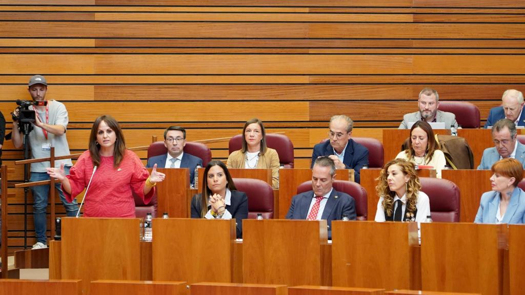 La portavoz del Grupo Socialista en las Cortes de Castilla y León, Patricia Gómez Urbán, durante su intervención en el pleno de este martes