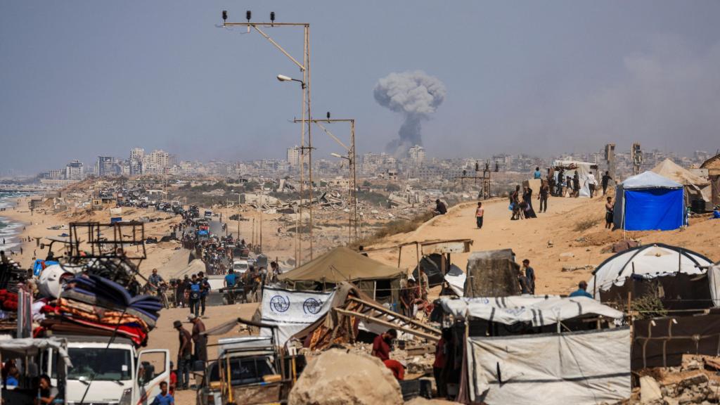 Palestinos obligados a desplazarse por la fuerza de Ciudad de Gaza después de que las fuerzas israelíes ordenaran a los residentes evacuar la capital de la Franja.