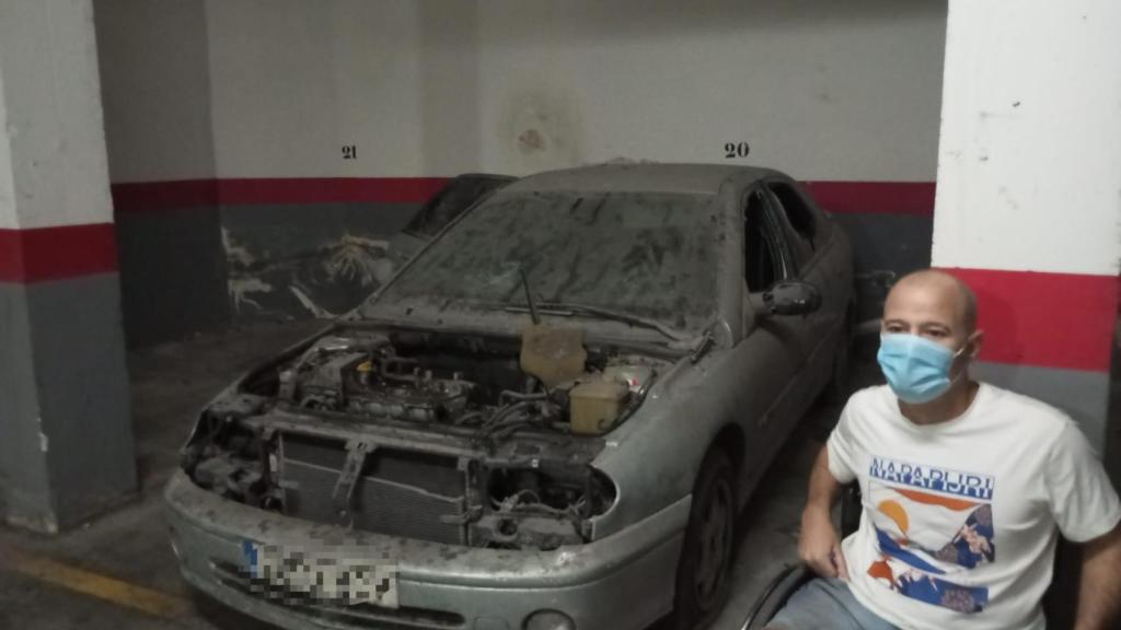 Un Renault a medio desguazar en el garaje del Edificio Pasarela Centro en Archena.