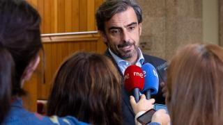 Diego Calvo realiza declaraciones a los medios en los pasillos de la Cámara.