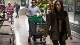 Dos consumidores en un supermercado.