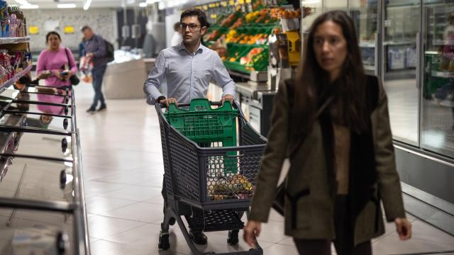Dos consumidores en un supermercado.