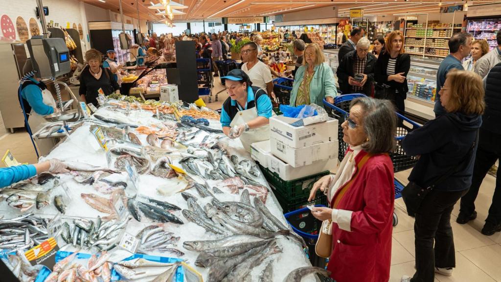 Unas consumidoras en la pescadería de un supermercado.