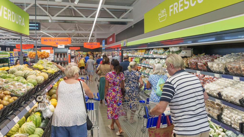 Los clientes de un supermercado.