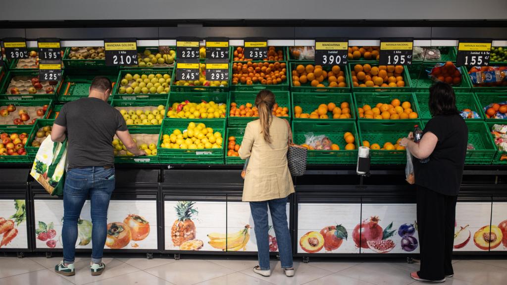 Unos consumidores eligiendo frescos.