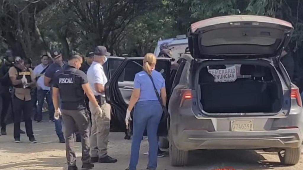 Momento exacto en el que efectivos de la Fiscalía revisan el interior del vehículo. No hallaron nada en él.