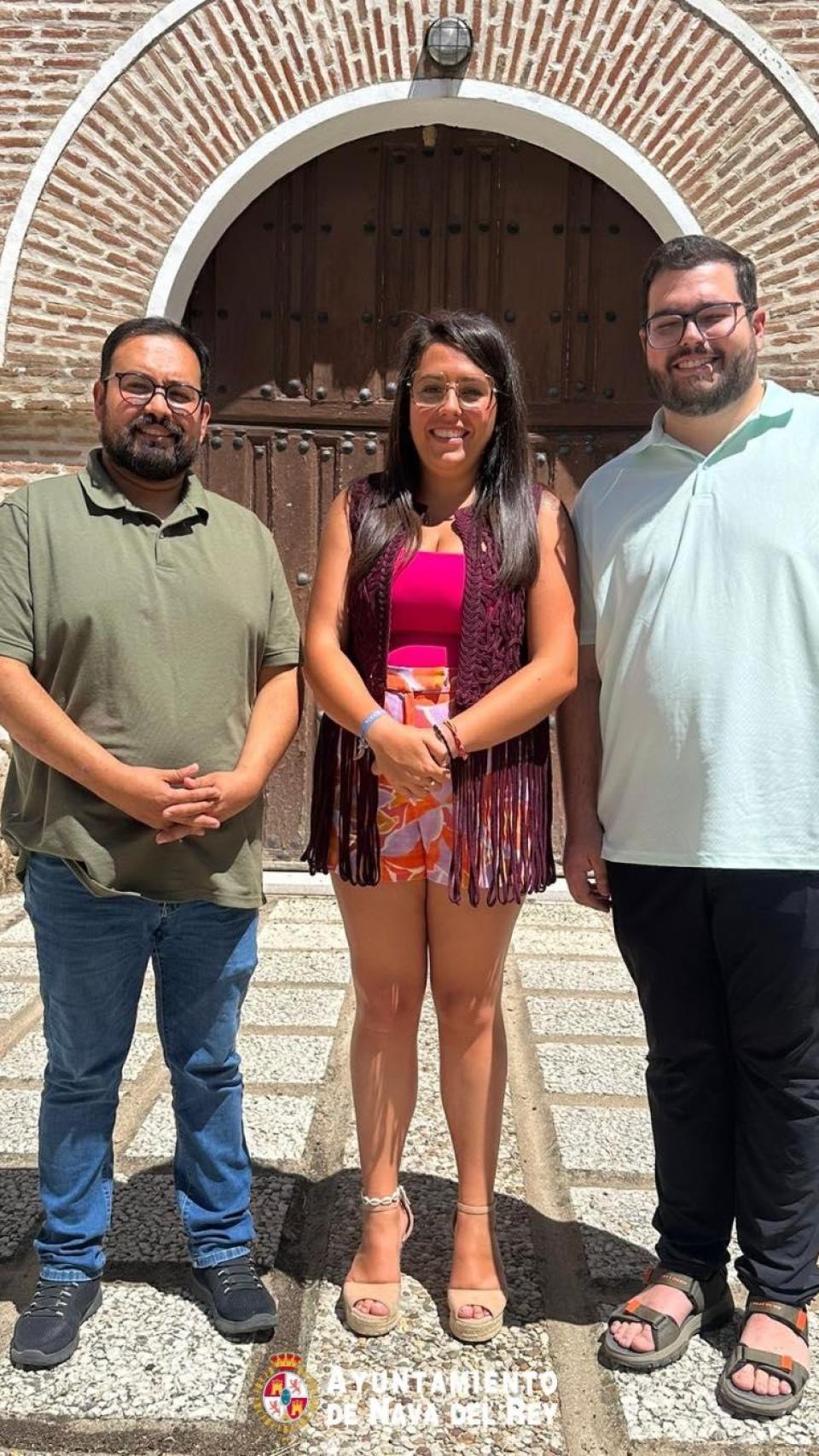 La alcaldesa Denis Vázquez junto a los dos  componentes de este grupo religioso