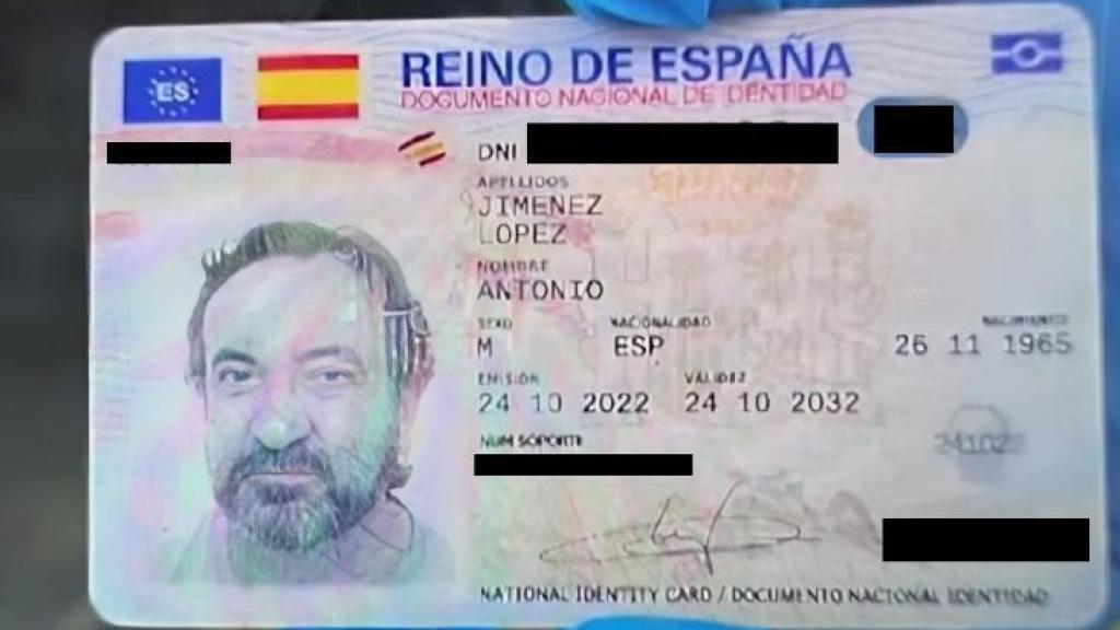 Identificación de Antonio, encontrada en su vehículo.