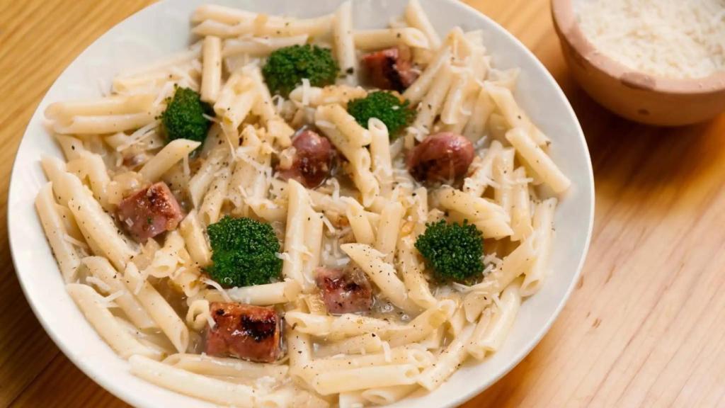 Plumas con verduras y salchichas.