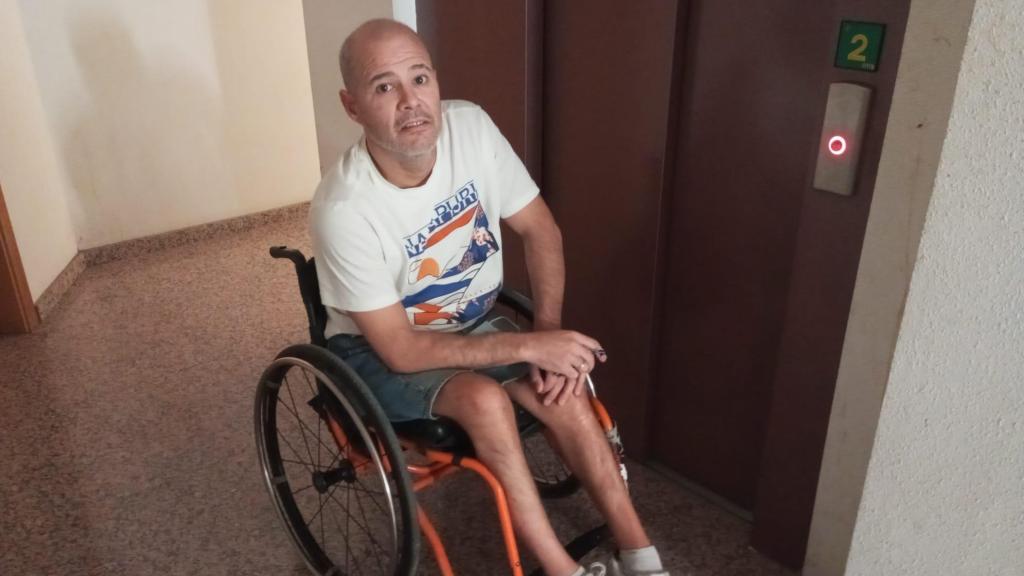 Raúl, este martes, al lado del ascensor que lo trae por la calle de la amargura.