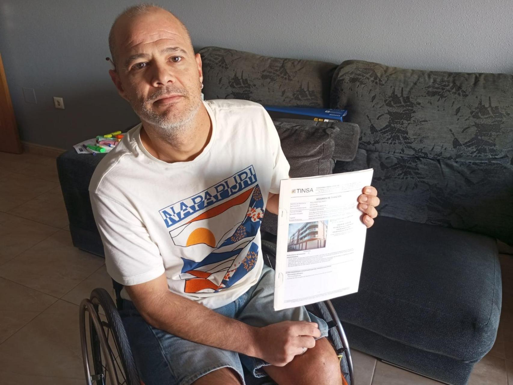 Raúl Martínez muestra la tasación de su piso en el Edificio Pasarela Centro de Archena.