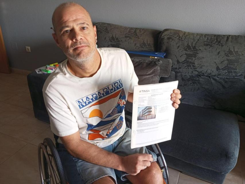 Raúl Martínez muestra la tasación de su piso en el Edificio Pasarela Centro de Archena.