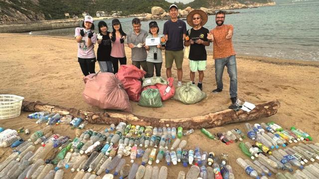 Una de las recogidas de plástico que recoge el documental 'Homo Plastic'.