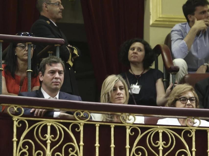David Sánchez y Begoña Gómez, hermano y esposa del presidente del Gobierno, en la tribuna de invitados del Congreso.