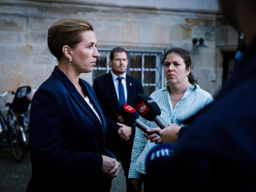 La primera ministra de Dinamarca, Mette Frederiksen, hace declaraciones ante la prensa y comenta la actividad de los drones el lunes por la tarde, en el aeropuerto de Copenhague.
