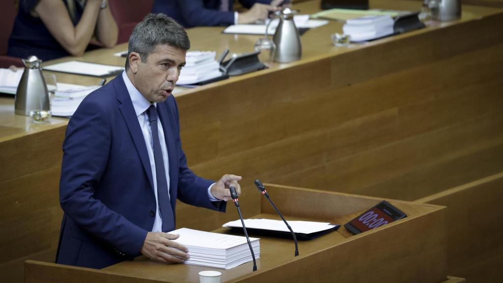 Mazón en la tribuna de Les Corts este martes. José Cuéllar / Corts
