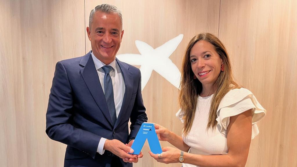 La socia fundadora de Cotiledón, Cristina Izarra, recibe el Premio A Profesional Autónoma de manos de Juan Luis Vidal, director territorial de CaixaBank en Castilla-La Mancha y Extremadura.