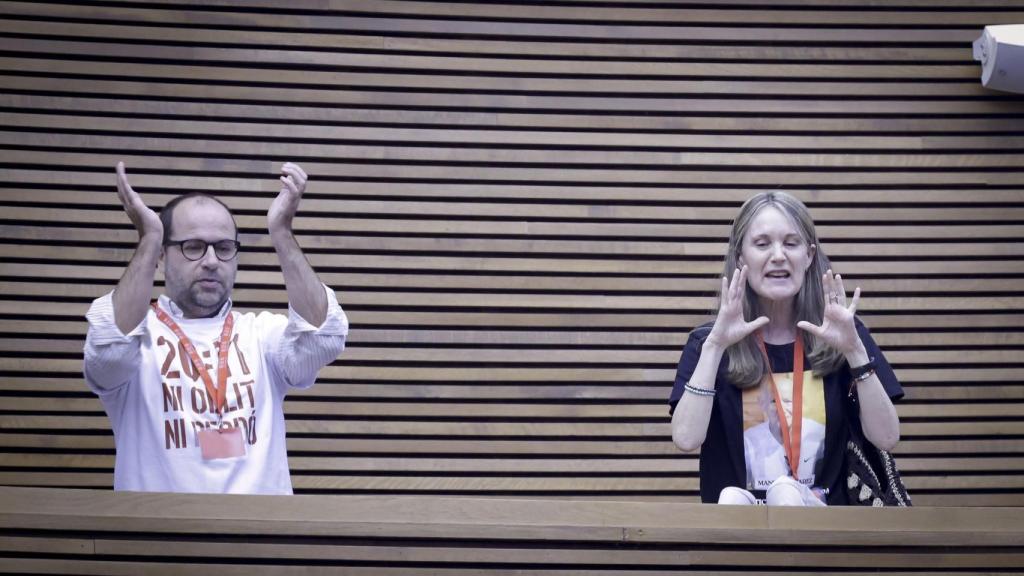 A la derecha, Rosa Álvarez. José Cuéllar / Corts