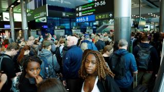Personas hacen cola dentro de la Terminal 2 del Aeropuerto de Dublín, tras su reapertura después de haber sido evacuada por motivos de seguridad.