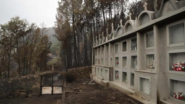 Zonas calcinadas por el incendio de Pontón durante la realización de labores de extinción del incendio de Pantón, a 22 de septiembre de 2025, en Pantón, Lugo (España). El incendio declarado el pasado jueves en el municipio lucense de Pantón sigue activo,