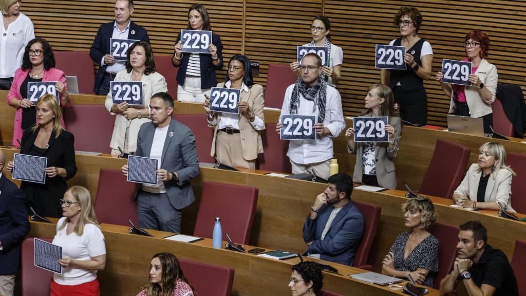 PSPV y Compromís abuchean a Mazón durante el debate con carteles de 229, cifra de víctimas mortales de la dana. Rober Solsona / EP