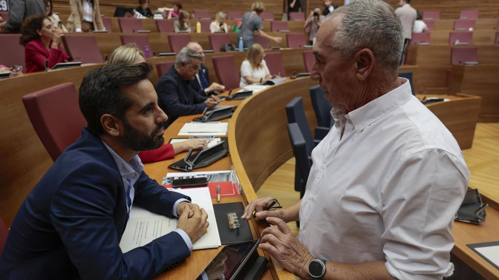 El portavoz del PSPV-PSOE, José Muñoz, y el portavoz de Compromís, Joan Baldoví, mantienen una conversación durante el Debate parlamentario de Política General. Efe / Kai Forsterling