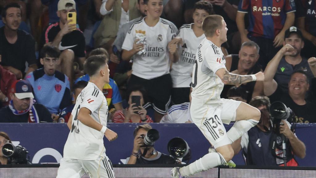 Franco Mastantuono celebra su primer gol en el Real Madrid