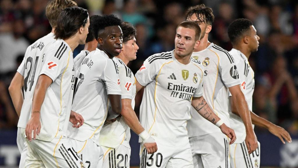 Los jugadores del Real Madrid celebran el gol de Mastantuono contra el Levante.