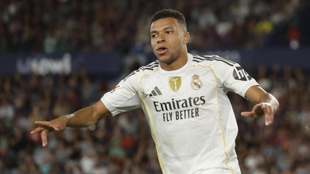 Mbappé celebra uno de sus goles contra el Levante.