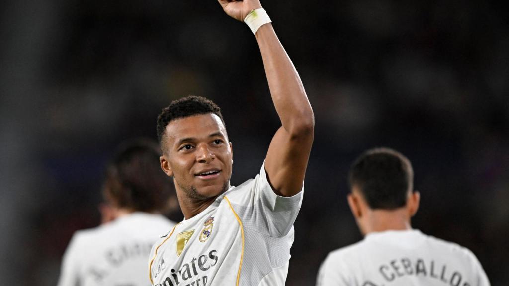 Kylian Mbappé celebra uno de sus goles al Levante UD