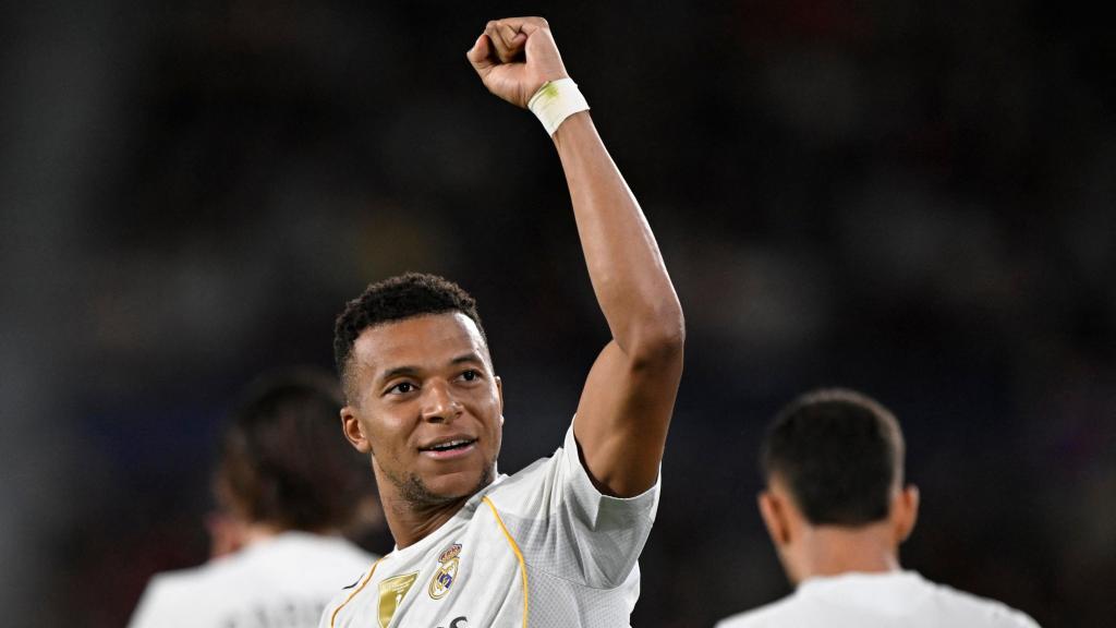 Mbappé celebra uno de sus goles contra el Levante.