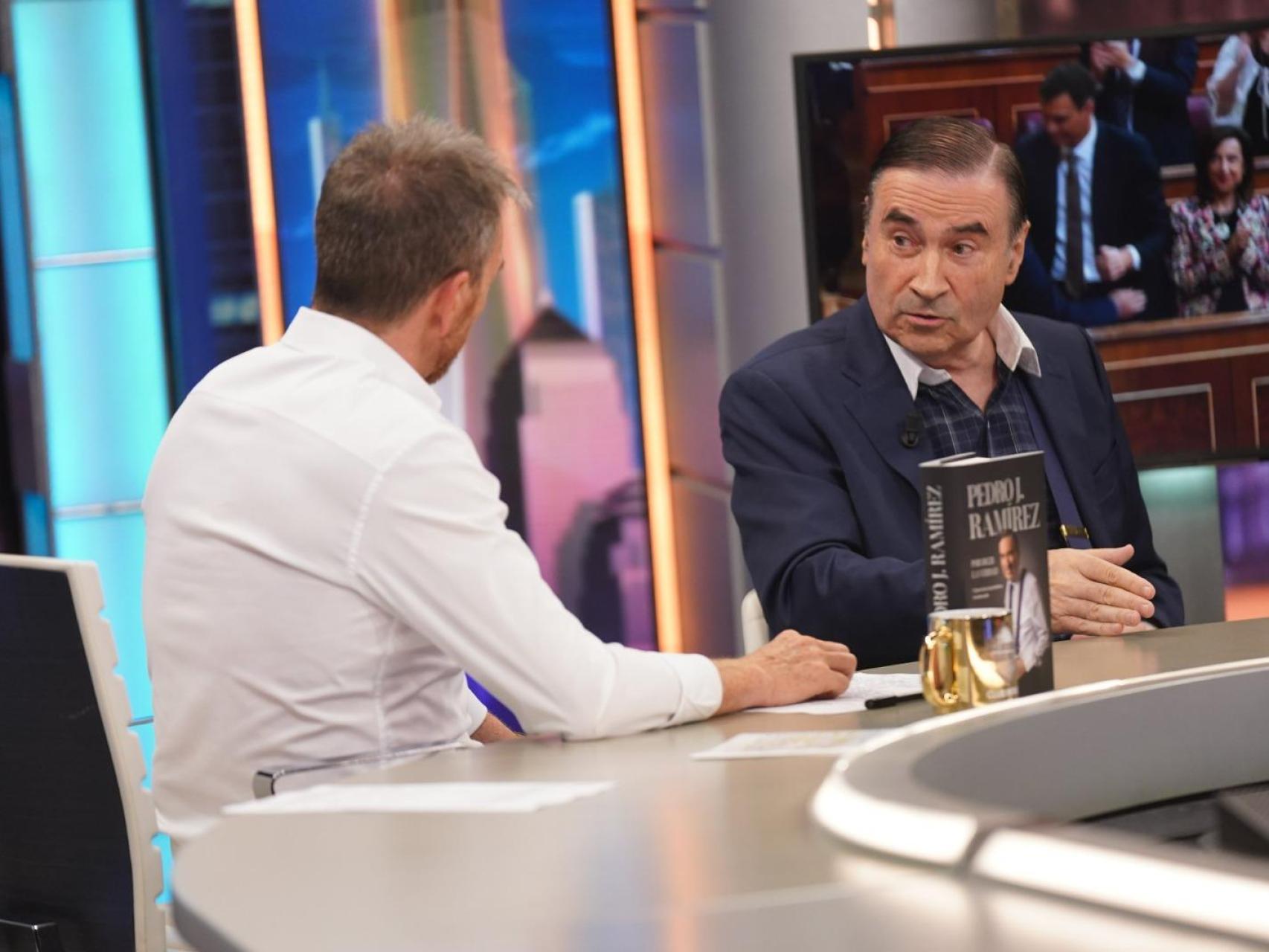 Pablo Motos y Pedro J. Ramírez, este martes durante la entrevista en 'El Hormiguero' en Antena 3.