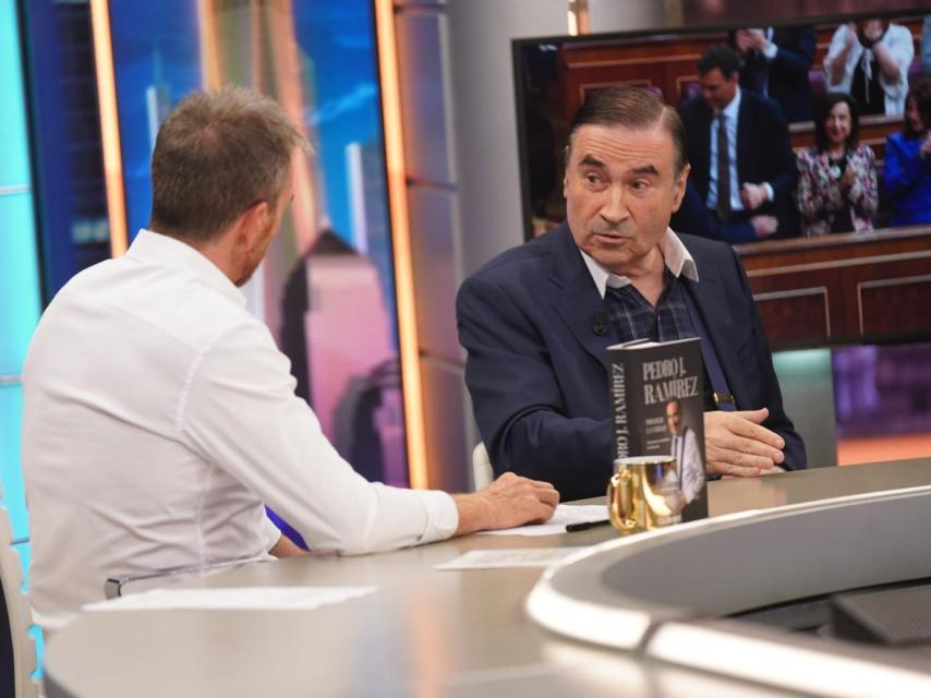 Pablo Motos y Pedro J. Ramírez, este martes durante la entrevista en 'El Hormiguero' en Antena 3.